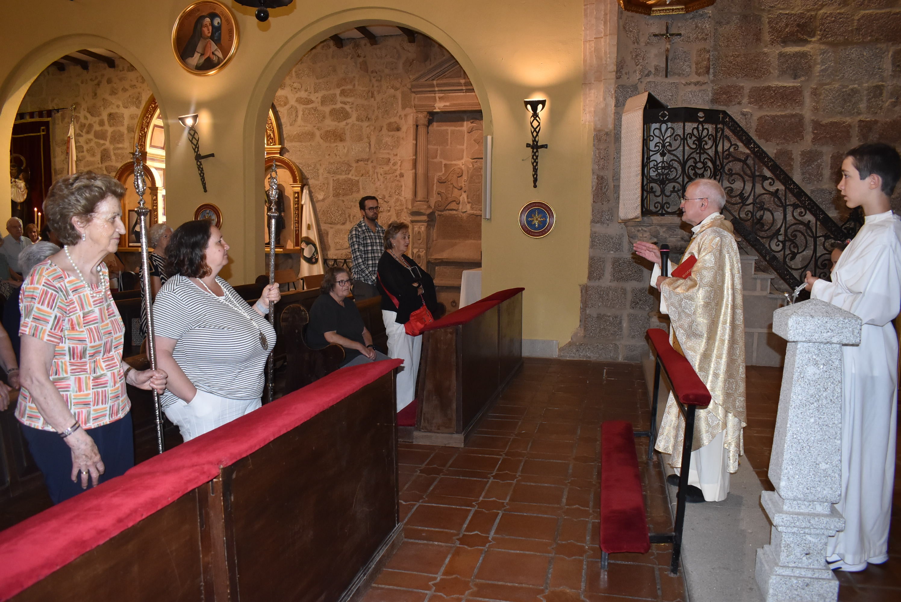Fieles a San Antonio en una fiesta con reparto de panes en Béjar