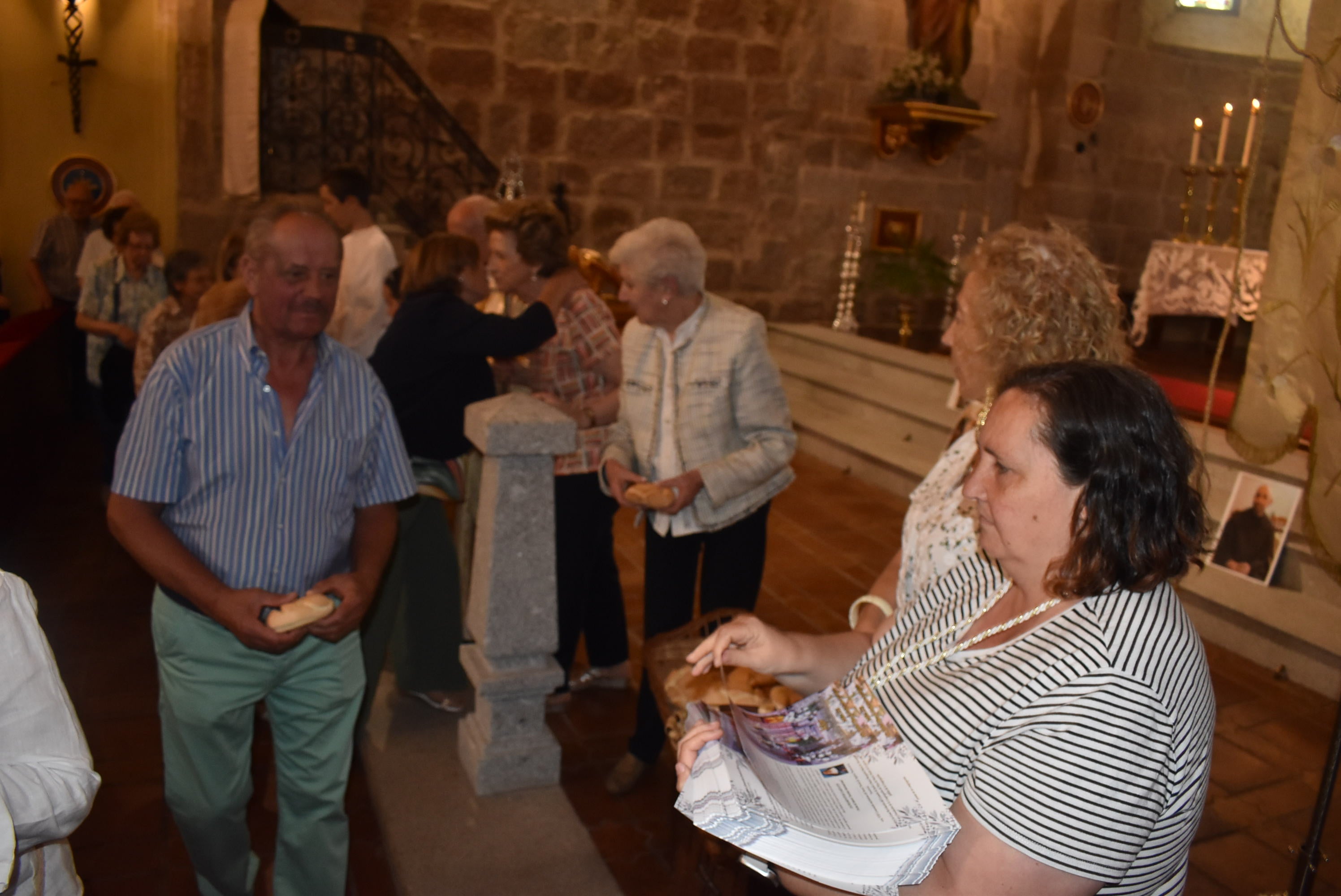Fieles a San Antonio en una fiesta con reparto de panes en Béjar