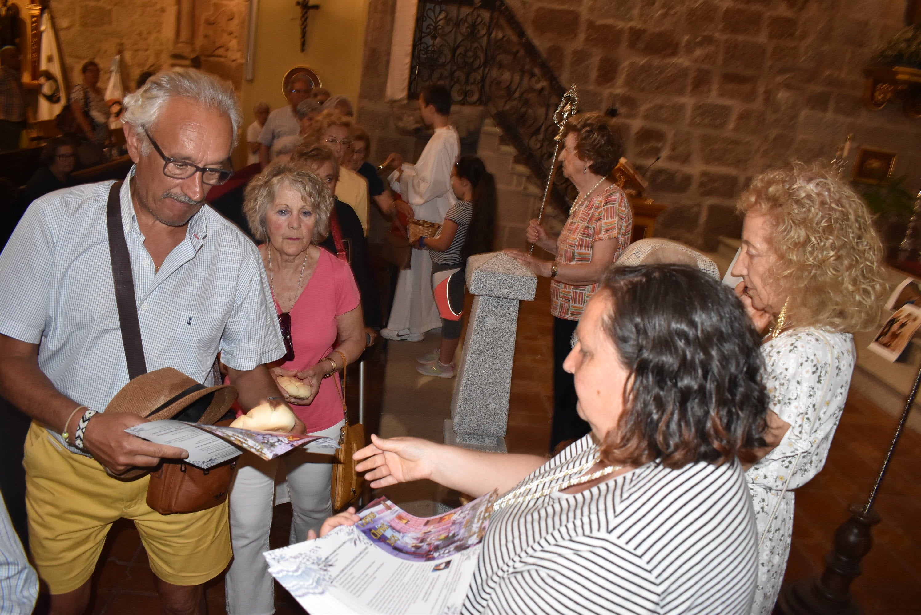 Fieles a San Antonio en una fiesta con reparto de panes en Béjar