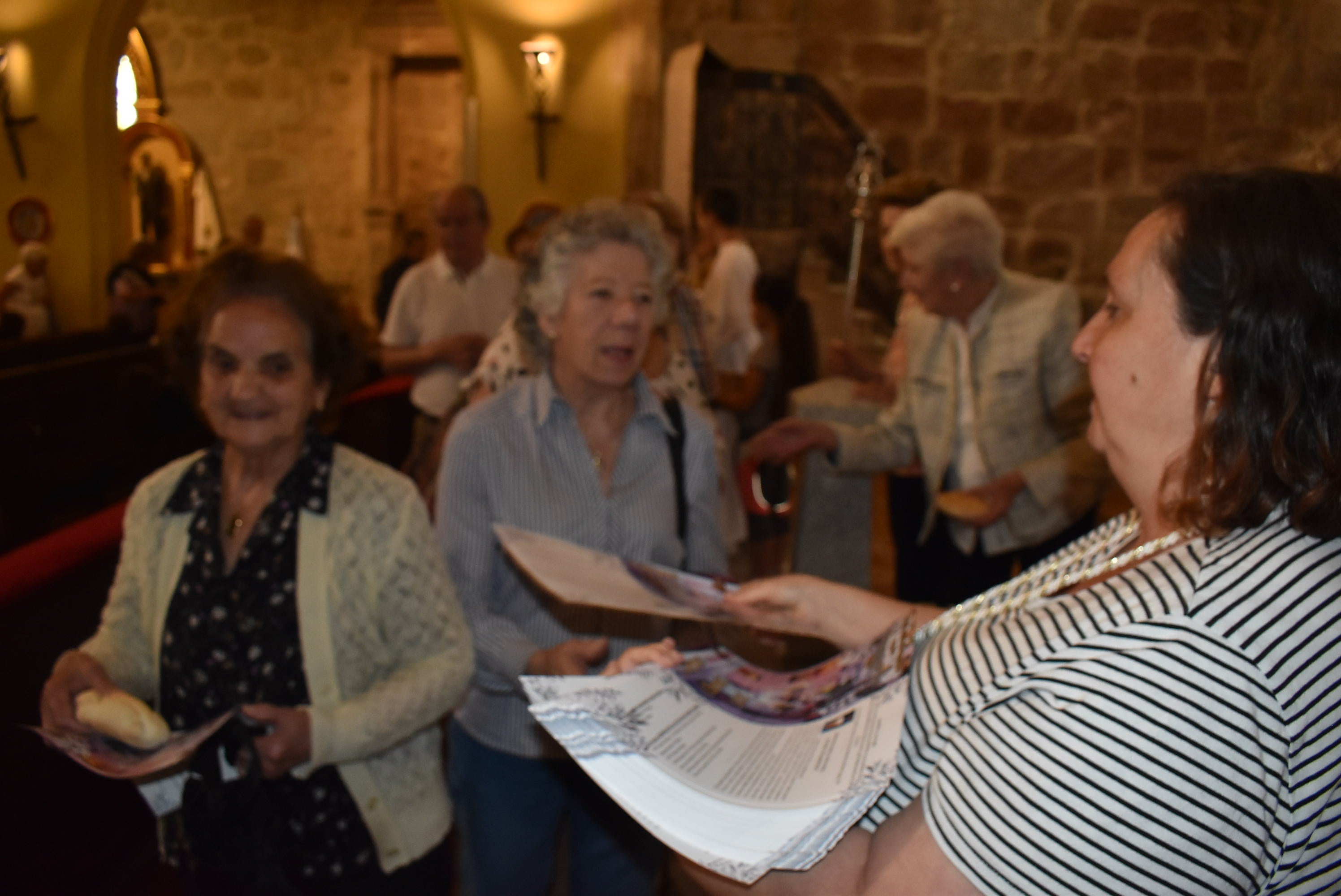 Fieles a San Antonio en una fiesta con reparto de panes en Béjar