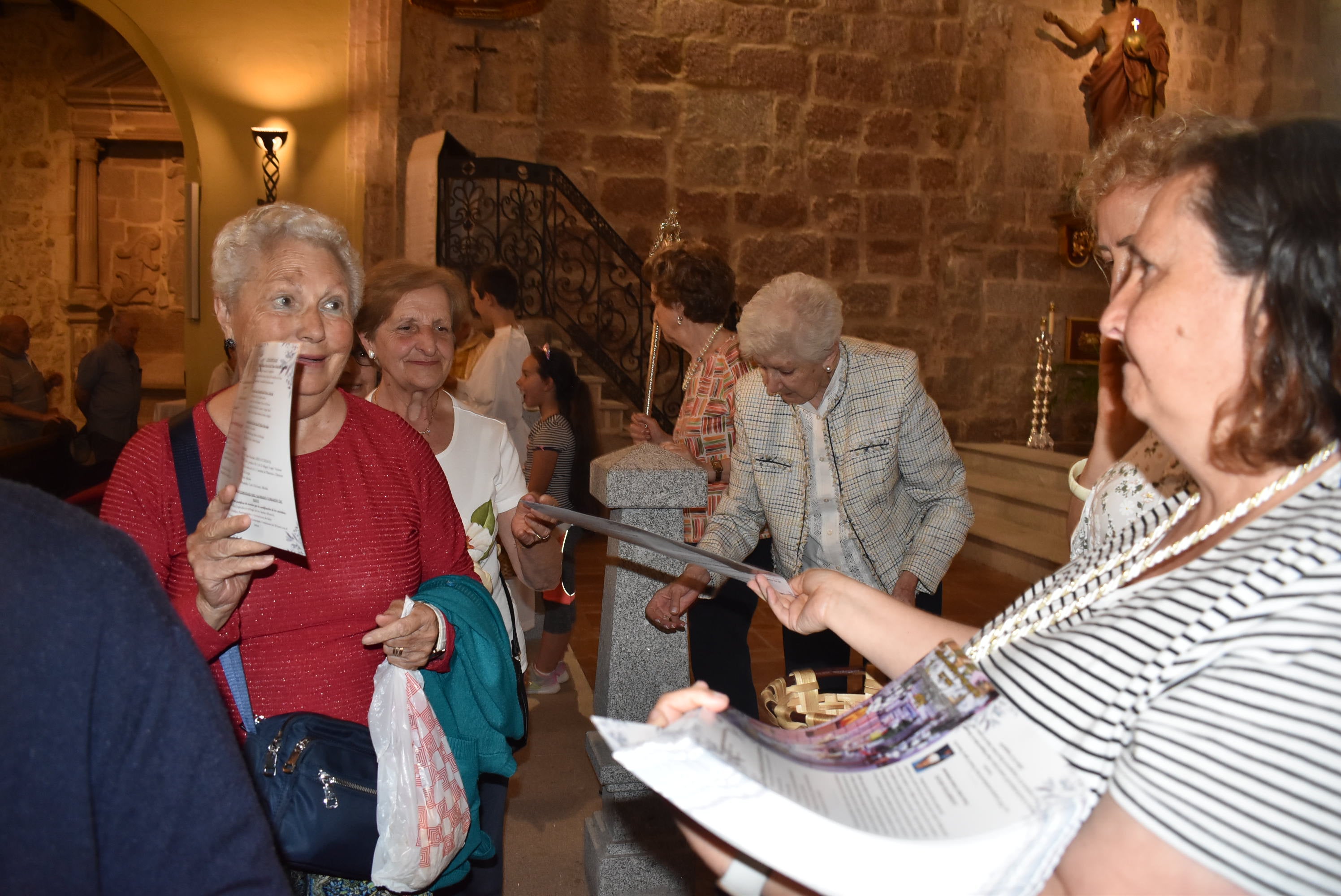 Fieles a San Antonio en una fiesta con reparto de panes en Béjar