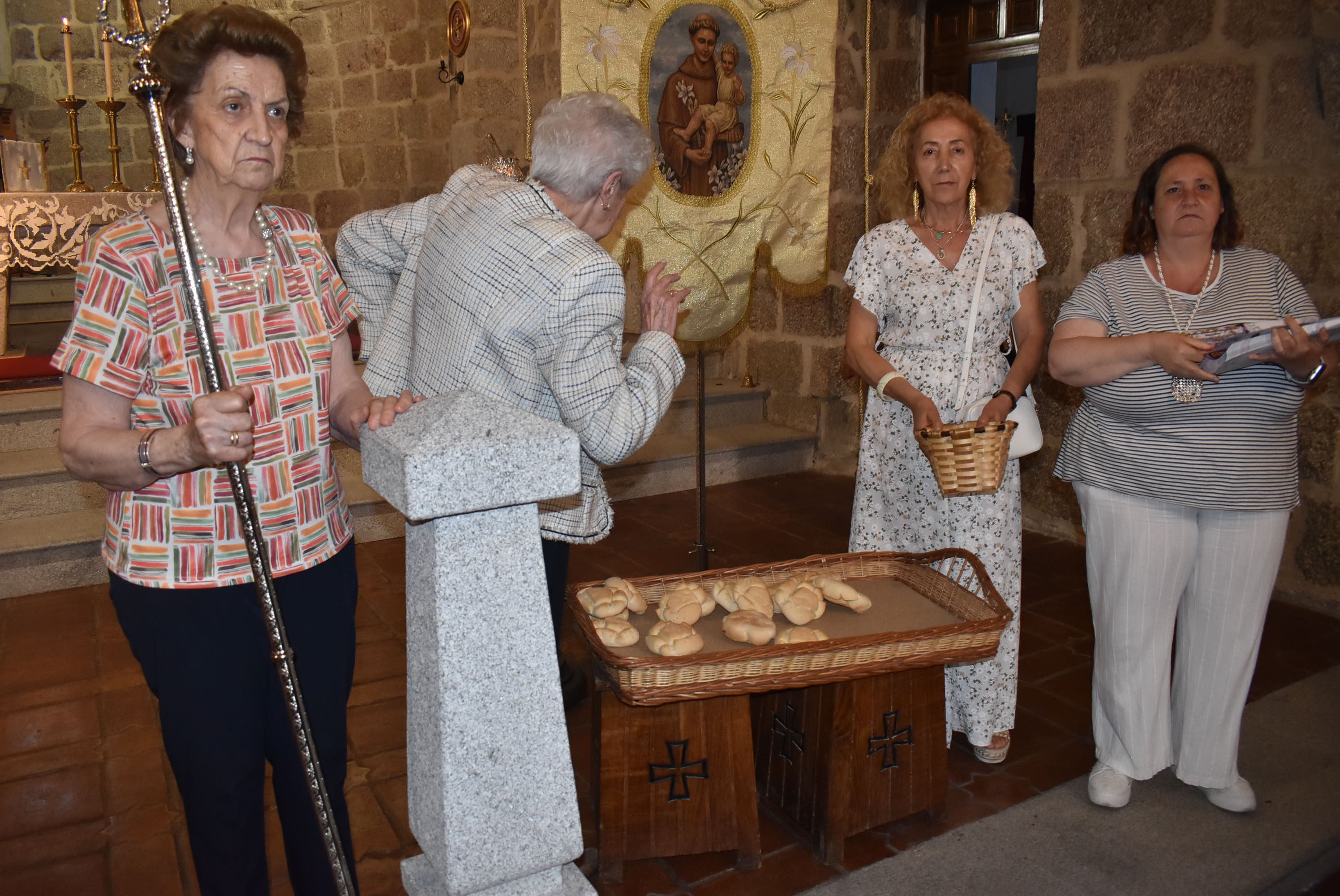 Fieles a San Antonio en una fiesta con reparto de panes en Béjar