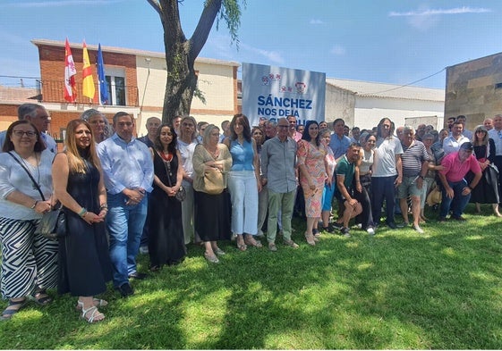 Parte de los participantes en la protesta celebrada en Encinas de Abajo.
