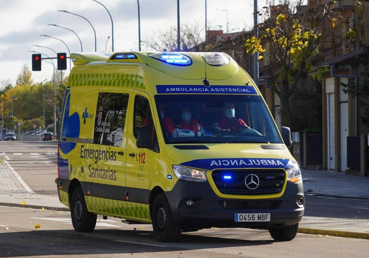 Una ambulancia del SACYL en carretera.