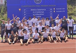 El Atlético Salamanca-Caja Rural celebra el ascenso a División de Honor.