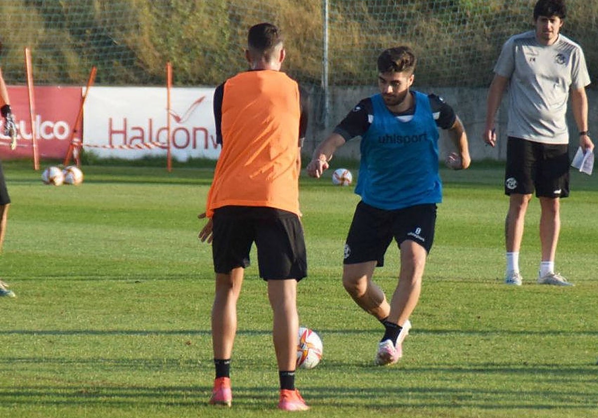 El salmantino 'Juanan' del Álamo, durante una sesión de entrenamiento defendiendo los colores del Zamora.
