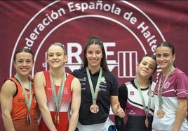 Marta García Rincón, segunda por la izquierda, portando los tres oros tras el Campeonato de España Absoluto en Zaragoza.