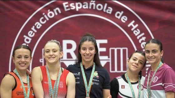 Marta García Rincón, segunda por la izquierda, portando los tres oros tras el Campeonato de España Absoluto en Zaragoza.