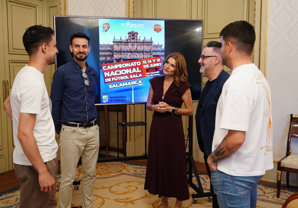 Almudena Parres, concejala de Deportes, junto al resto de organizadores en la presentación del Campeonato Nacional de fútbol sala amateur.