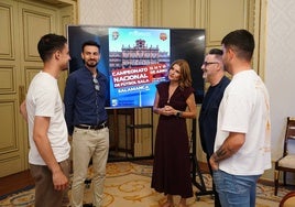 Almudena Parres, concejala de Deportes, junto al resto de organizadores en la presentación del Campeonato Nacional de fútbol sala amateur.