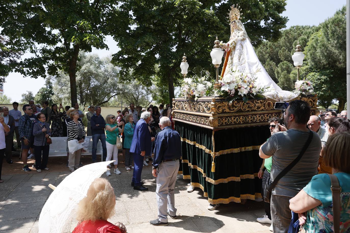Tejares rinde homenaje a su virgen