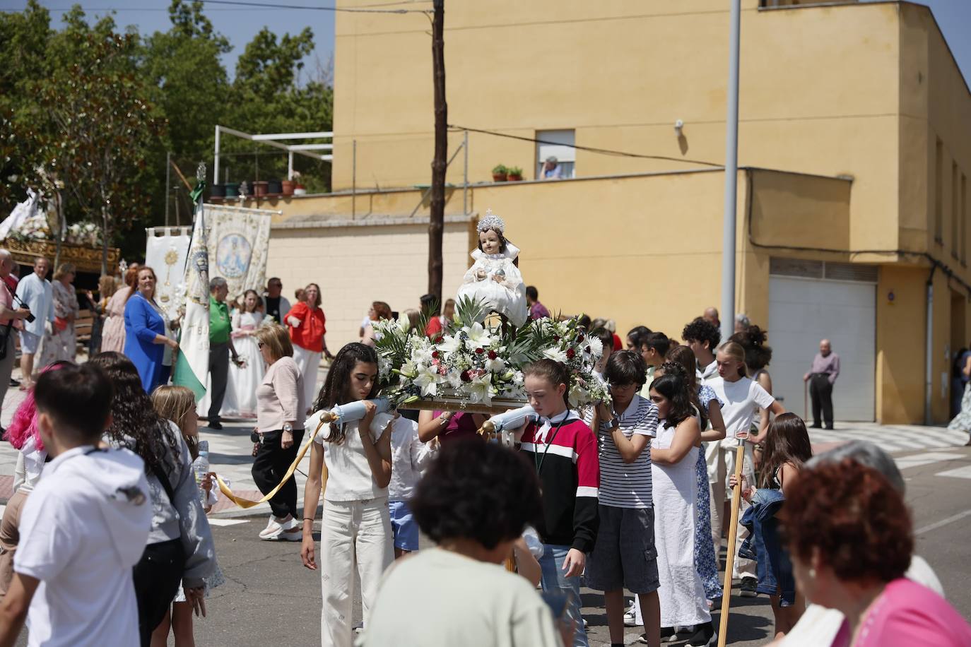 Tejares rinde homenaje a su virgen