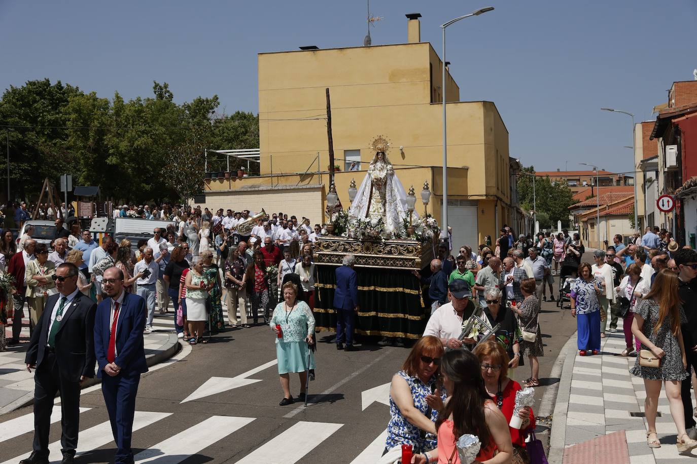 Tejares rinde homenaje a su virgen