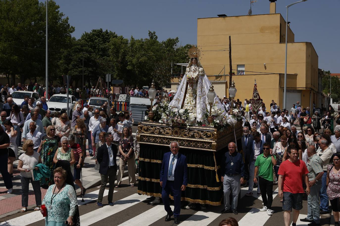 Tejares rinde homenaje a su virgen