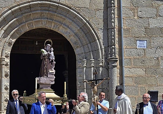 Momento de la salida de la imagen de San Antonio en procesión.