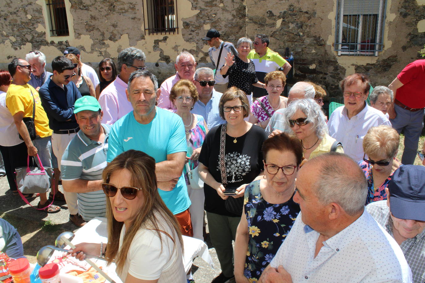 Los vecinos de La Tala disfrutan de la comida de las fiestas