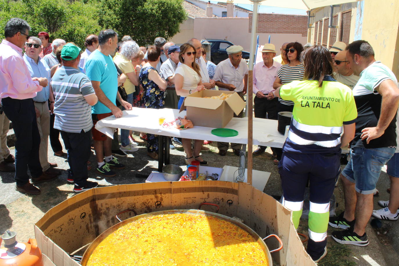 Los vecinos de La Tala disfrutan de la comida de las fiestas
