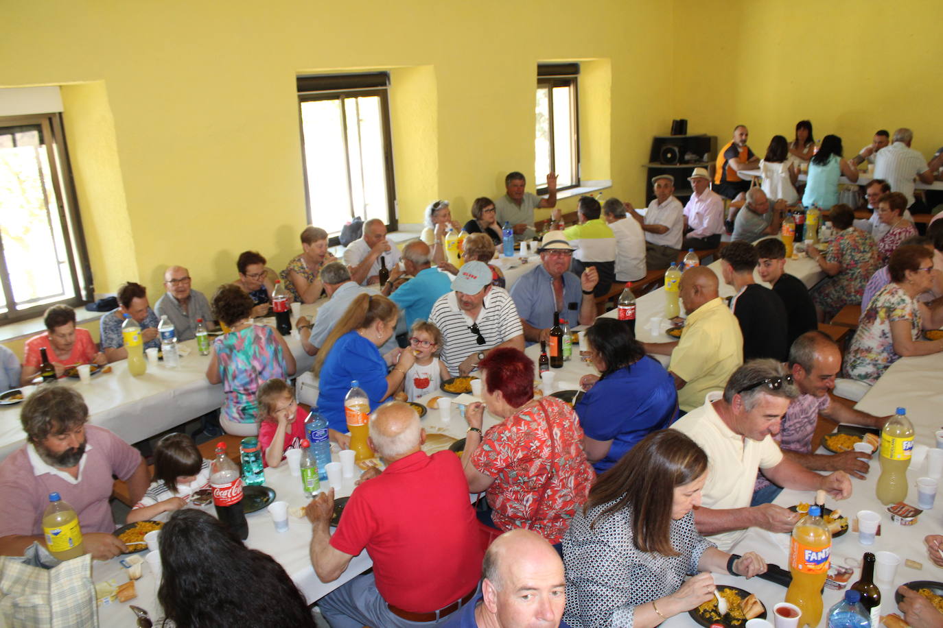 Los vecinos de La Tala disfrutan de la comida de las fiestas