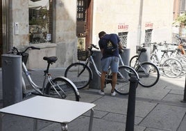 Un usuario, con una bicicleta del servicio 'Salenbici'.