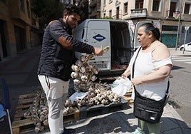 Jesús Vázquez, vendiendo unos ajos.