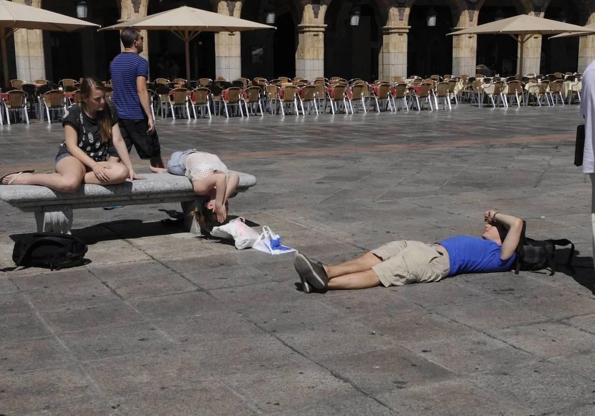 Viandantes en la Plaza Mayor en un día de calor intenso.