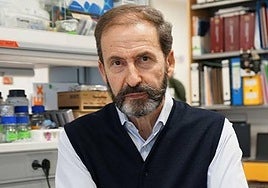 Alberto Orfao, en los laboratorios del Centro del Cáncer.