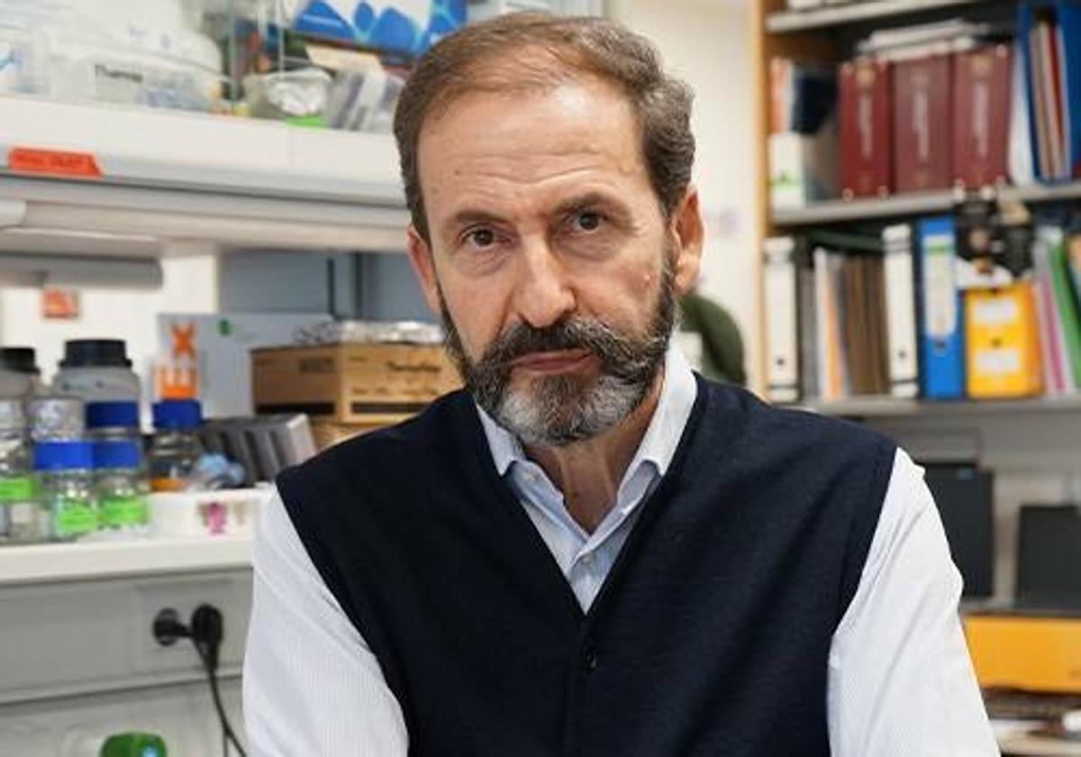 Alberto Orfao, en los laboratorios del Centro del Cáncer.