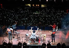 Actuación de Isabel Aaiún en la plaza de La Concordia en abrir de 2024.