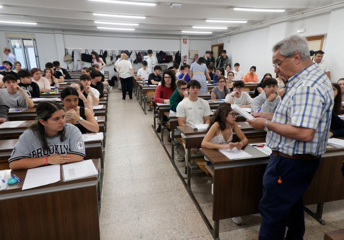 Alumnos ante el primer examen de la PAU.