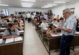 Alumnos ante el primer examen de la PAU.