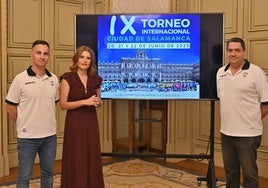 Almudena Parres, concejala de Deportes, junto a los organizadores del torneo Internacional Ciudad de Salamanca en la presentación.