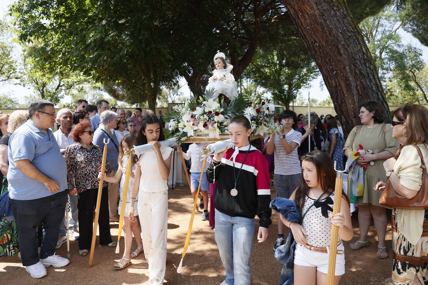 Tejares rinde homenaje a su virgen