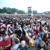 Miles de personas esperan el concierto de Panorama en La Aldehuela.