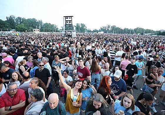 Miles de personas esperan el concierto de Panorama en La Aldehuela.