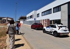 Familias esperando la salida de los escolares del nuevo colegio.
