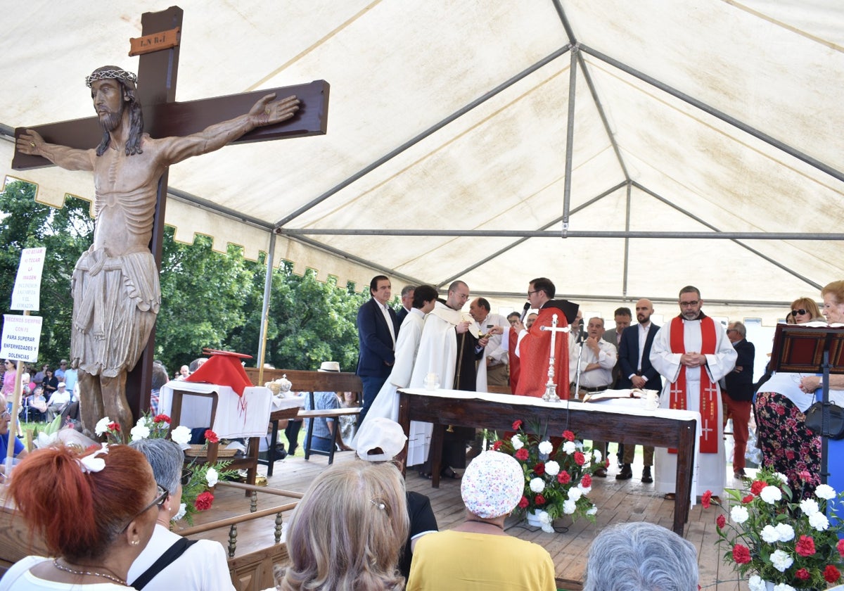 La eucaristía de campaña, en el santuario del Cristo de Cabrera.