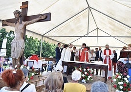 La eucaristía de campaña, en el santuario del Cristo de Cabrera.