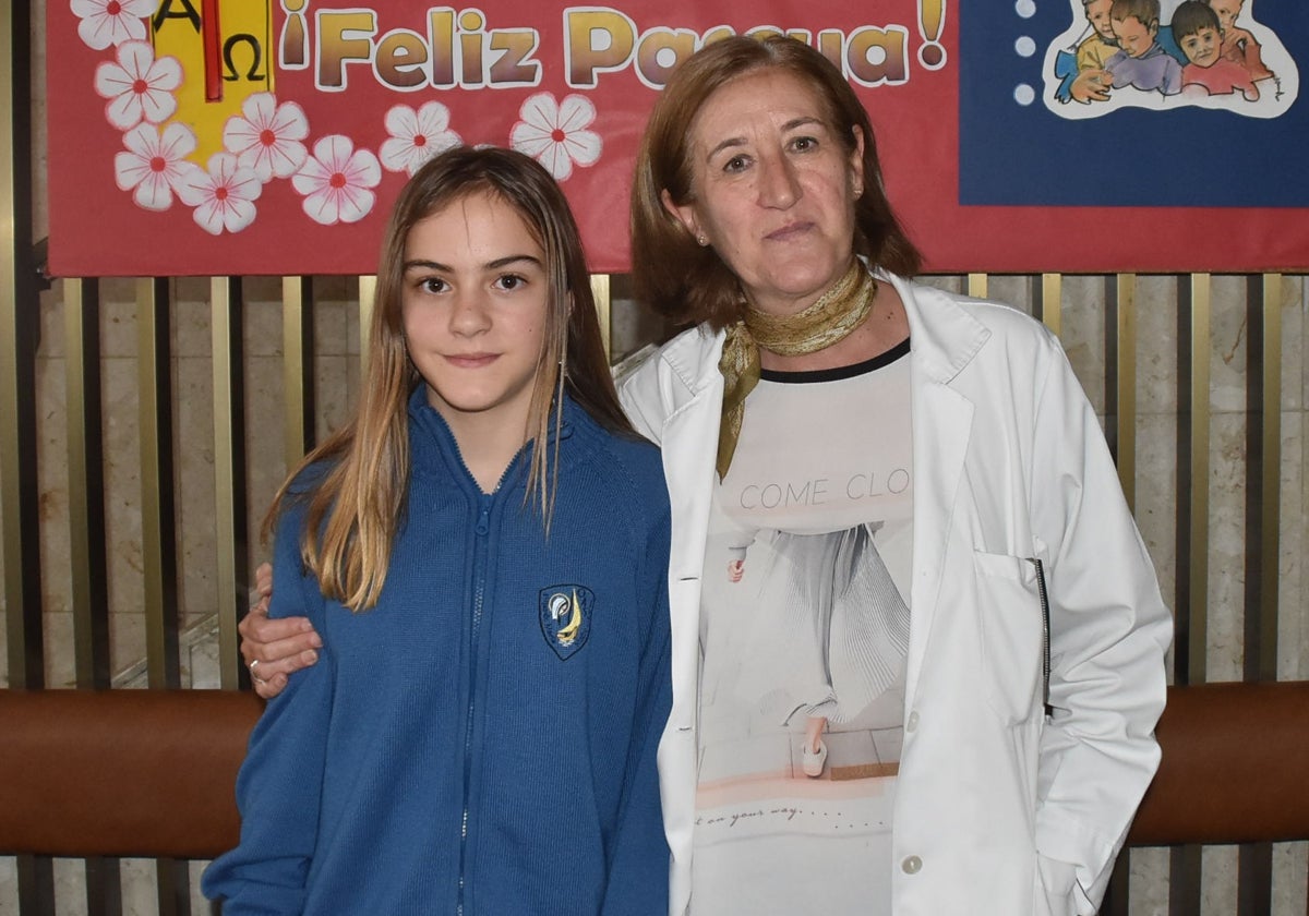 Alba Sánchez y su tutora, María Hernández, en el colegio Nuestra Señora del Castañar de Béjar.