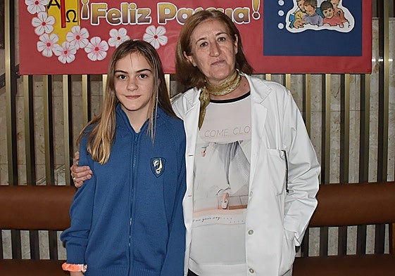 Alba Sánchez y su tutora, María Hernández, en el colegio Nuestra Señora del Castañar de Béjar.