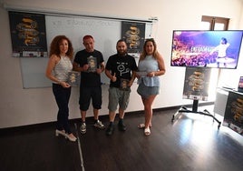 Las ediles Belén Barco y Ana Castaño, junto a los integrantes de la asociación.