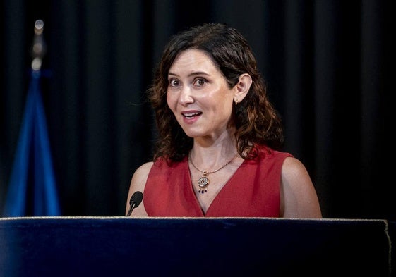 La presidenta de la Comunidad de Madrid, Isabel Díaz Ayuso, interviene durante el acto de toma de posesión del nuevo rector de la Universidad Rey Juan Carlos (URJC).