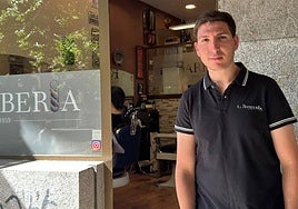 Eritz Perales, actual dueño de La Barbería de Salamanca, de las más antiguas de la ciudad, ubicada en la Plaza de la Fuente, posa en la entrada del local.