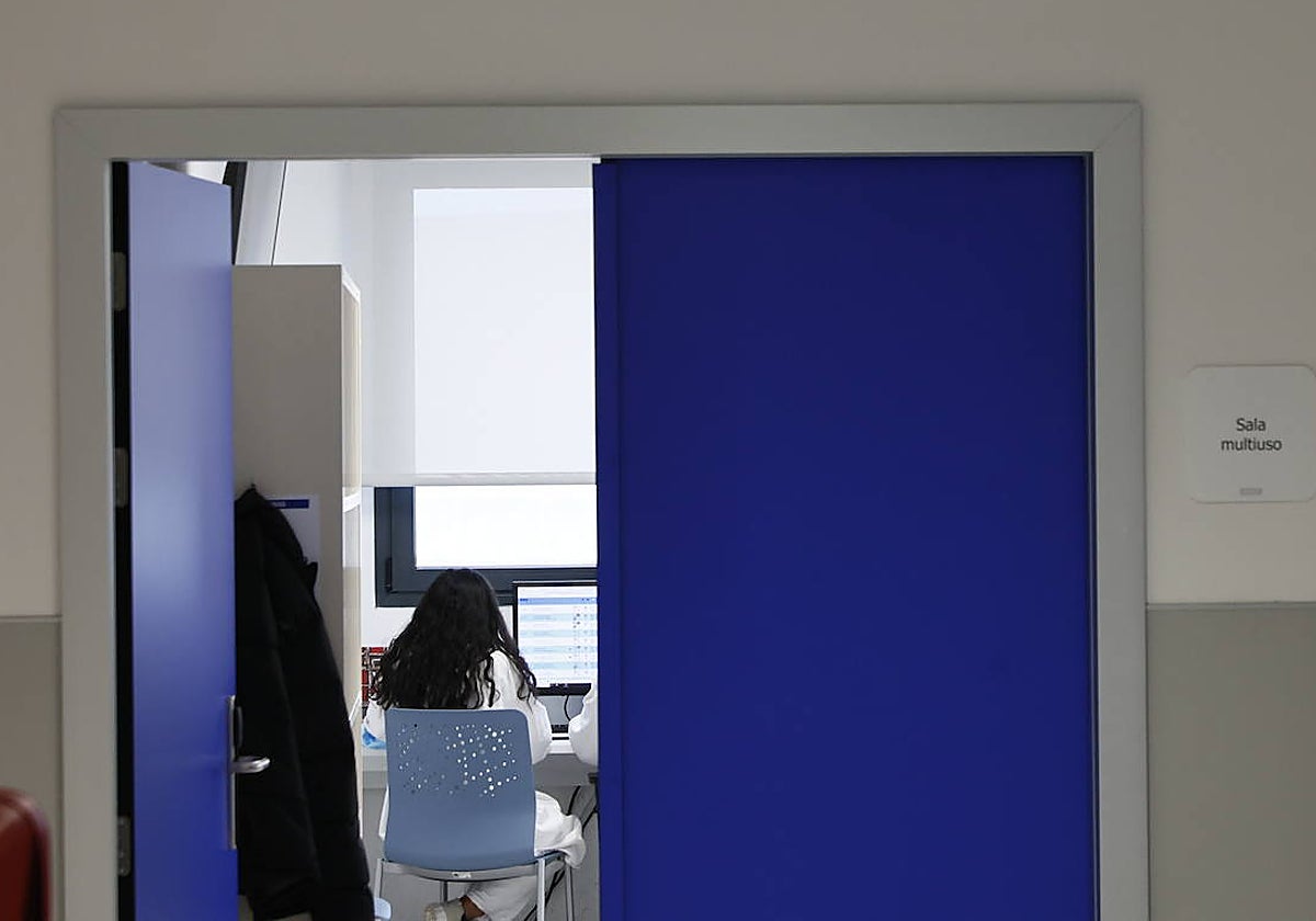 Personal médico, en una sala del Hospital de Salamanca.