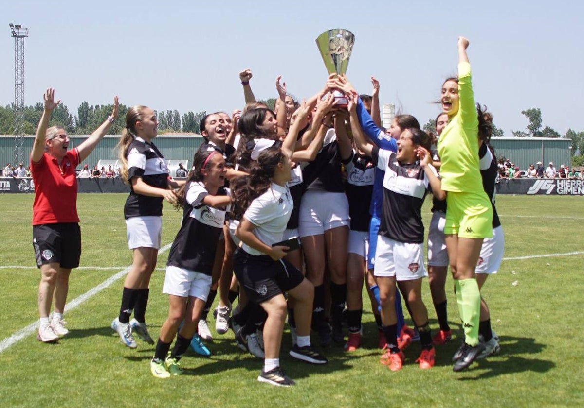 El Salamanca FF alza el trofeo que le convierte en campeón de la Fase Regional Juvenil/Cadete Femenino.