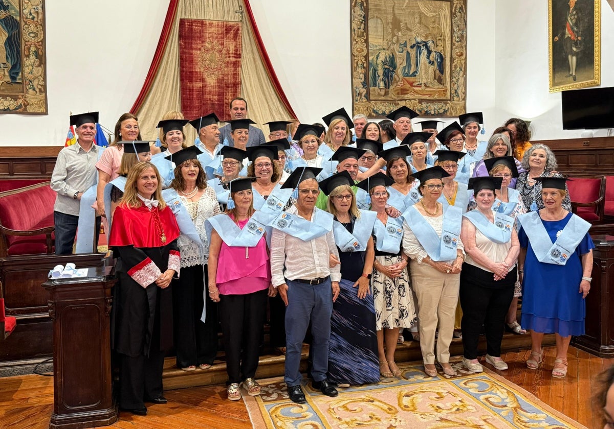 Los alumnos de los talleres de memoria de Santa Marta, en su fin de curso.