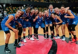 Las jugadoras del Perfumerías Avenida celebran la última Supercopa conquistada en 2020.