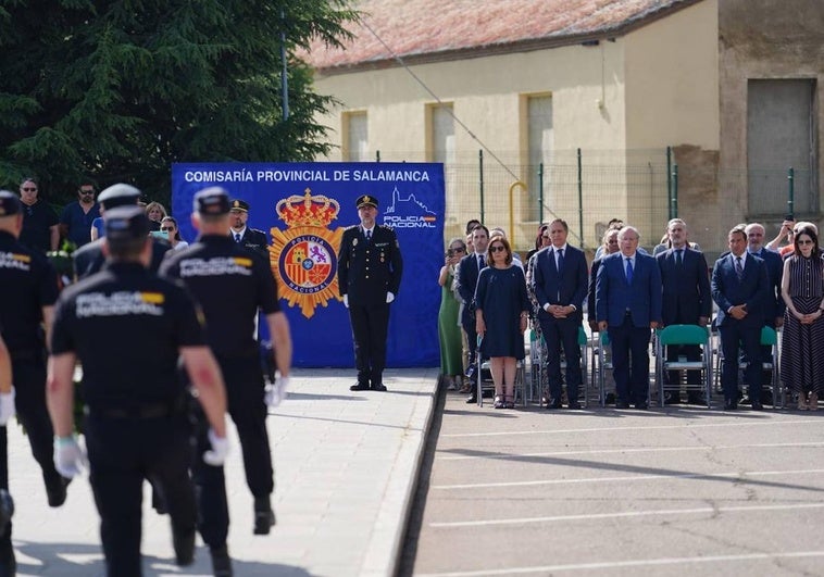 Salvas y flores de la Policía Nacional para honrar a las víctimas del terrorismo.