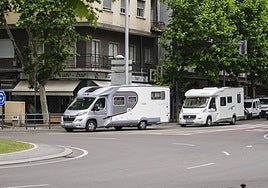 Dos autocaravanas circulan por la rotonda de la UDS de Salamanca.