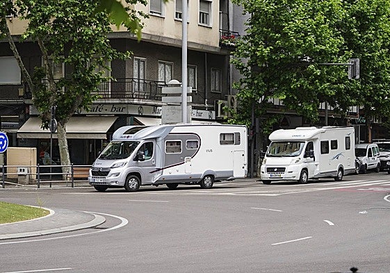 Dos autocaravanas circulan por la rotonda de la UDS de Salamanca.