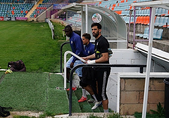 Souley y Villanueva, dos de los futbolistas que seguirán, saltando al césped junto a Villapalos.